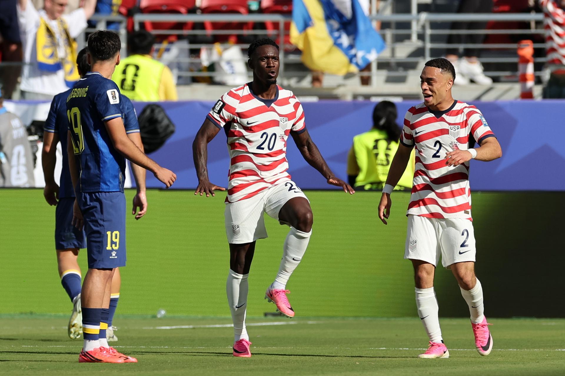 Folarin Balogun (c) celebró el primer gol de Estados Unidos a lo LeBron James, en el partido de dieciseisavos de final ante Bosnia y Herzegovina. EFE/EPA/BENJAMIN FANJOY