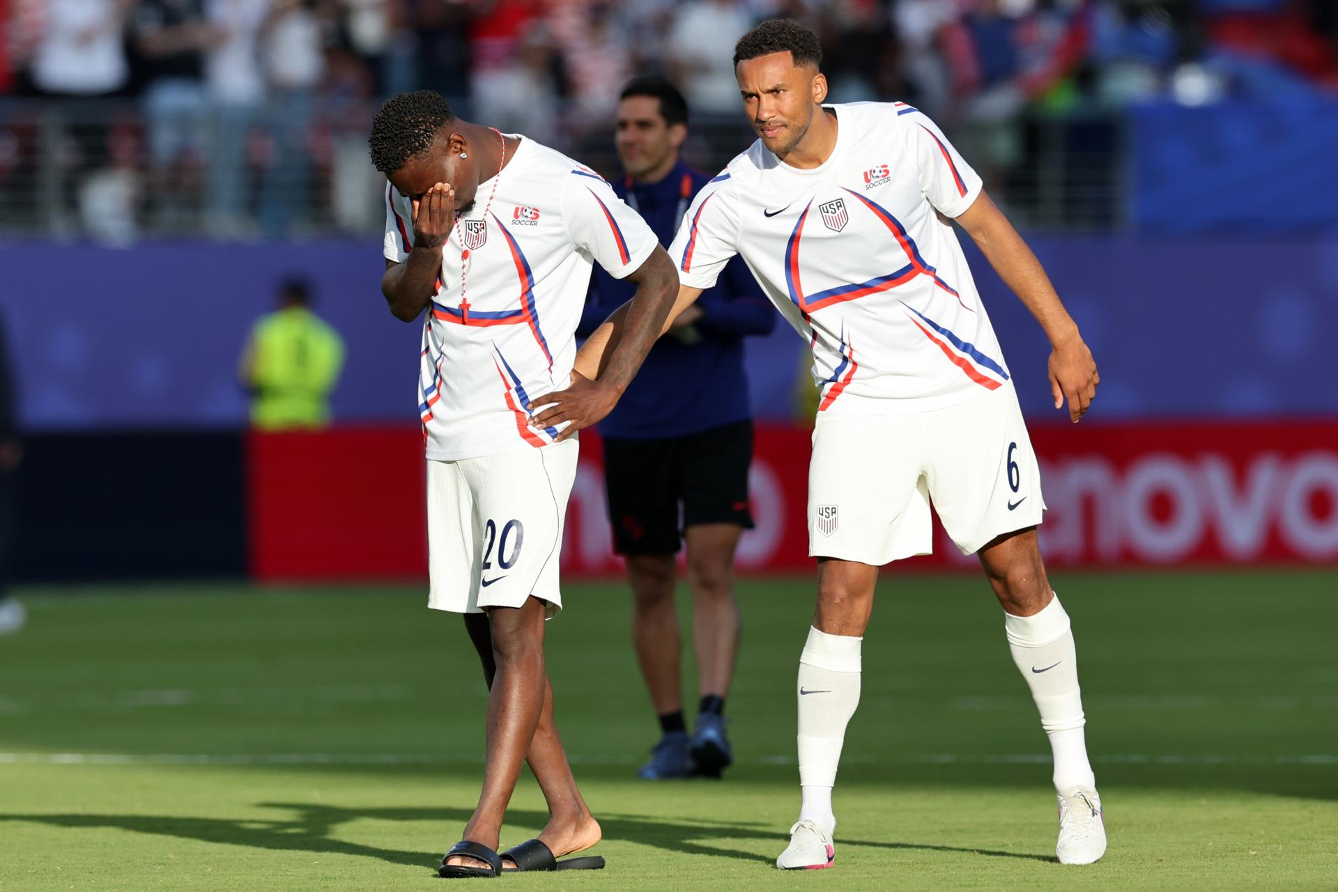 La otra cara de la moneda de Folarin Balogun (i). Llora al final del triunfo de EE.UU ya que no jugará los octavos de final ante Bélgica, tras su expulsión. Es consolado por su compañero Auston Trusty. EFE/EPA/BENJAMIN FANJOY