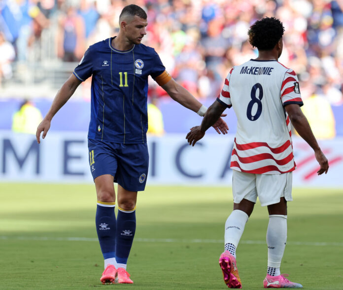 El número 11 Edin Dzeko, de 40 años, no se plantea terminar su historia con la selección de Bosnia y Herzegovina. EFE/EPA/BENJAMIN FANJOY
