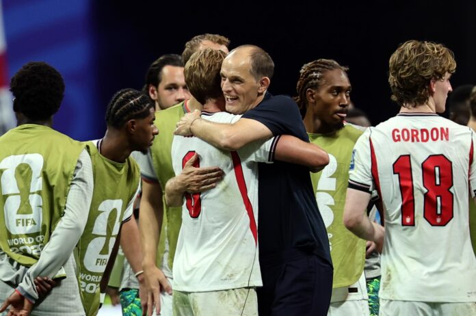 Thomas Tuchel, seleccionador de Inglaterra, felicita al capitán de su equipo Harry Kane, quien anotó doblete ante Congo en Atlanta. EFE/EPA/RONALD WITTEK
