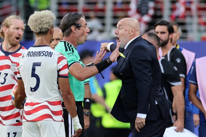 El árbitro Raphael Claus (i) amonesta con tarjeta amarilla a Sergej Barbarez, seleccionador de Bosnia y Herzegovina en San Francisco. EFE/EPA/BENJAMIN FANJOY
