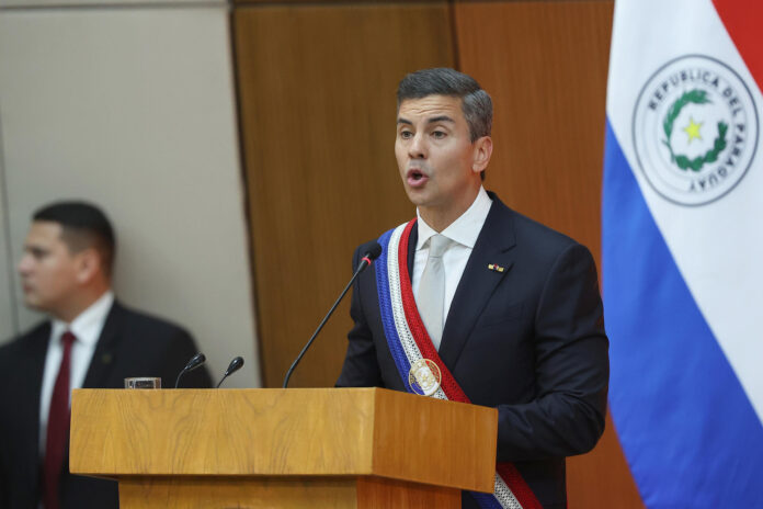 El presidente de Paraguay, Santiago Peña (d), fue captado este 1 de julio, durante la presentación del tercer informe de gestión de su gobierno, en el Palacio Legislativo de Asunción (Paraguay). EFE/Juan Pablo Pino
