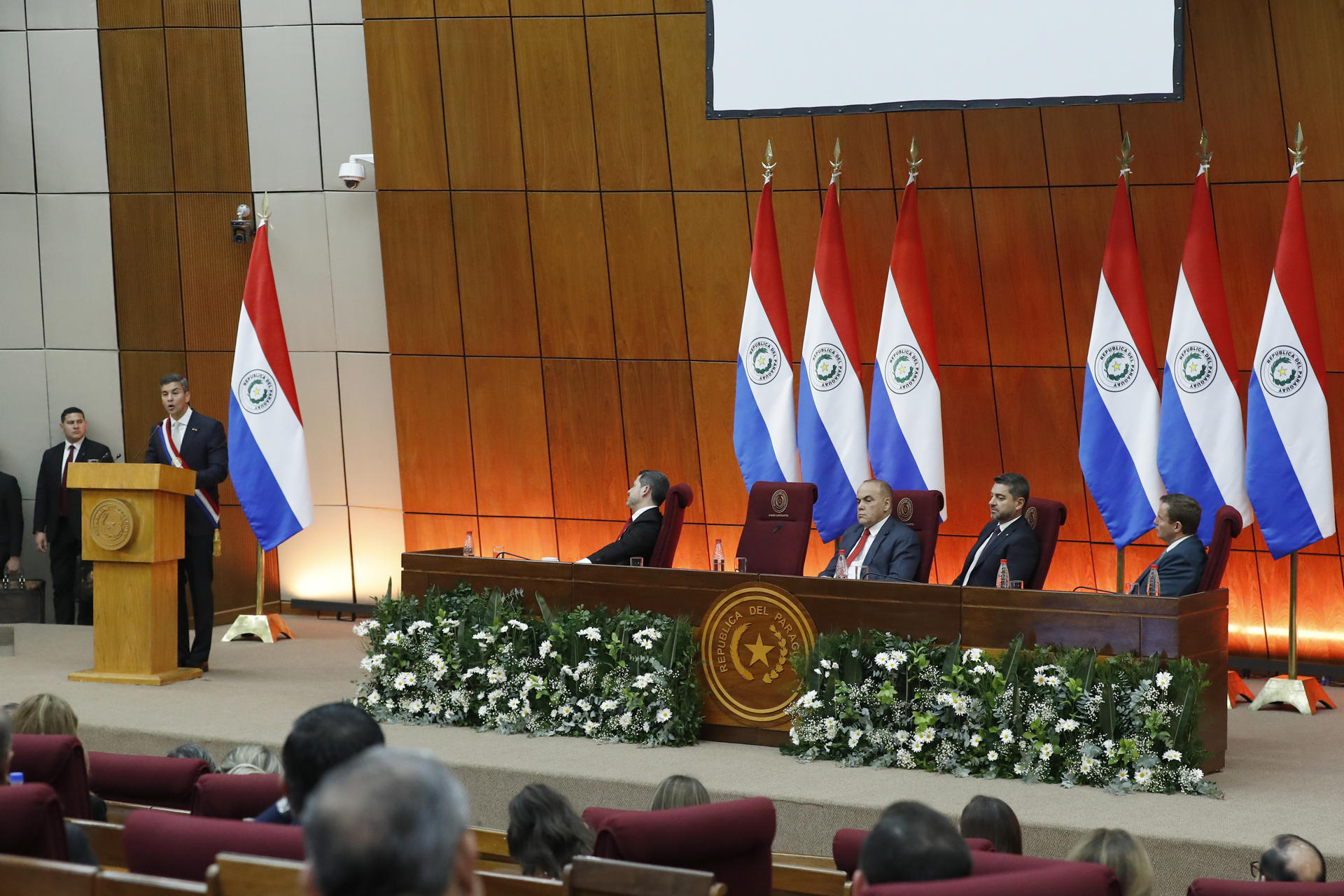 El presidente de Paraguay, Santiago Peña (2-i), fue captado este 1 de julio, durante la presentación del tercer informe de gestión de su gobierno, en el Palacio Legislativo de Asunción (Paraguay). EFE/Juan Pablo Pino
