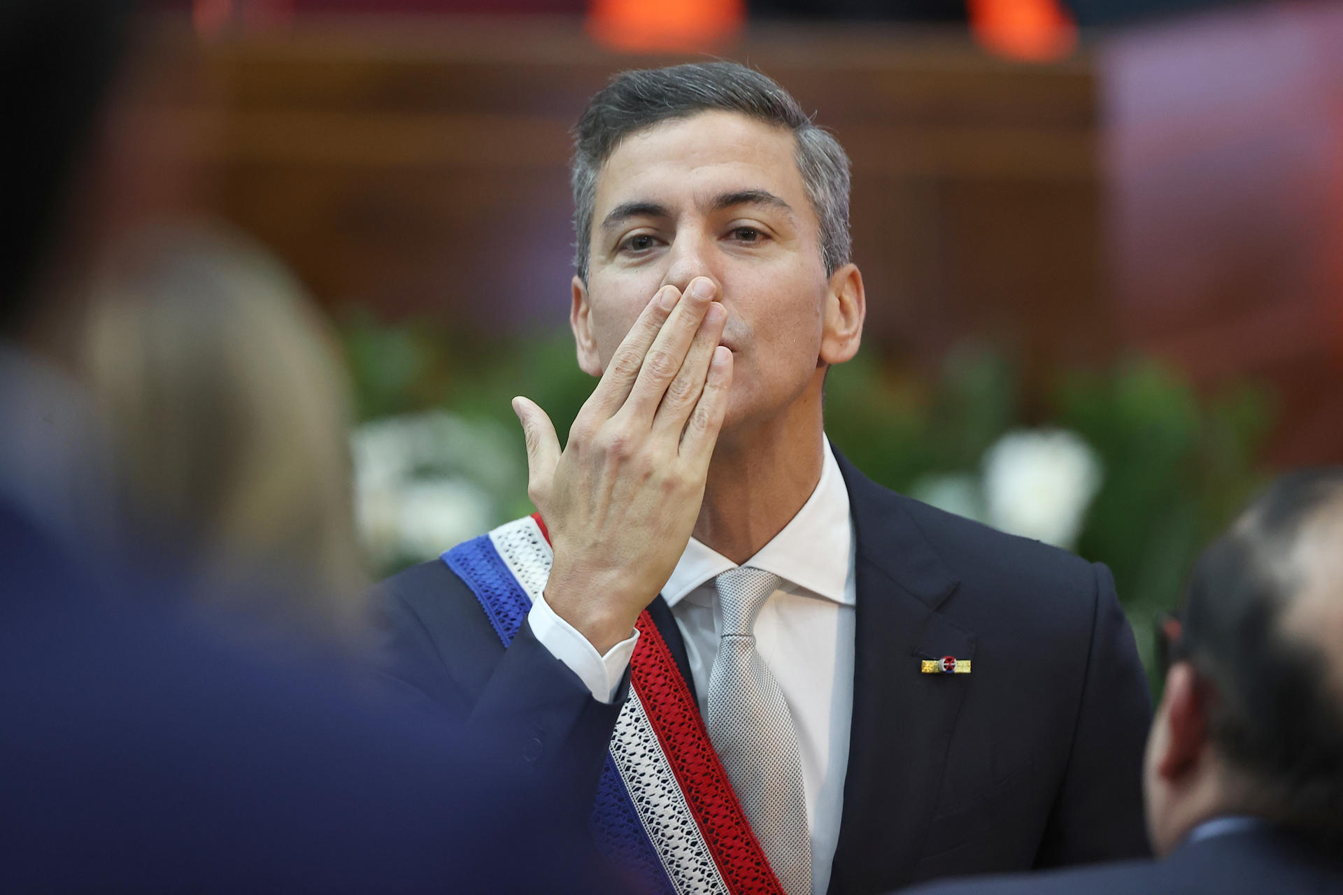 El presidente de Paraguay, Santiago Peña, fue captado este 1 de julio, al final de la presentación del tercer informe de gestión de su gobierno, en el Palacio Legislativo de Asunción (Paraguay). EFE/Juan Pablo Pino
