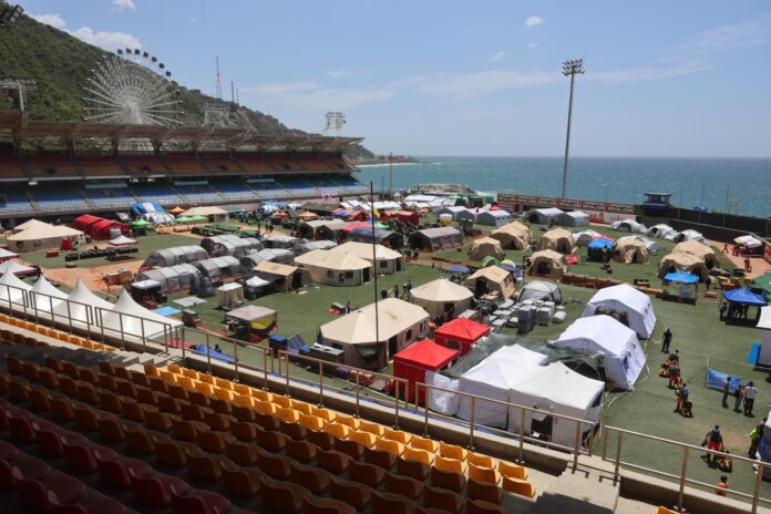 Fotografía que muestra un punto de concentración de entidades internacionales instalado para brindar ayuda a las personas afectadas por el doble terremoto de magnitudes 7,2 y 7,5, este miércoles, en Macuto, La Guaira (Venezuela). EFE/ Miguel Gutiérrez
