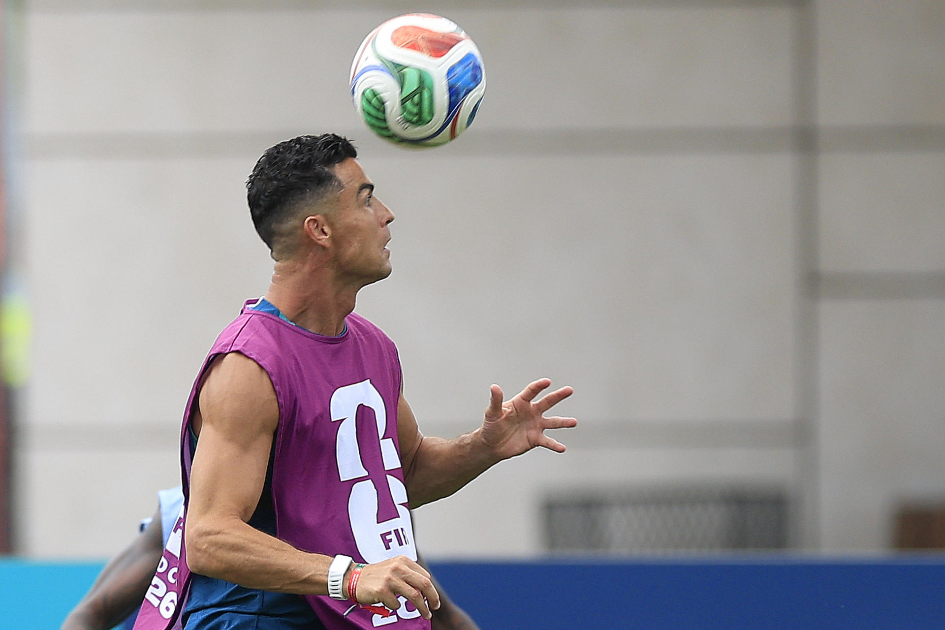 Cristiano Ronaldo, la figura de la selección de Portugal, durante un entrenamiento en Toronto, donde el equipo luso jugará ante Croacia en los dieciseisavos del Mundial 2026. EFE/Bienvenido Velasco
