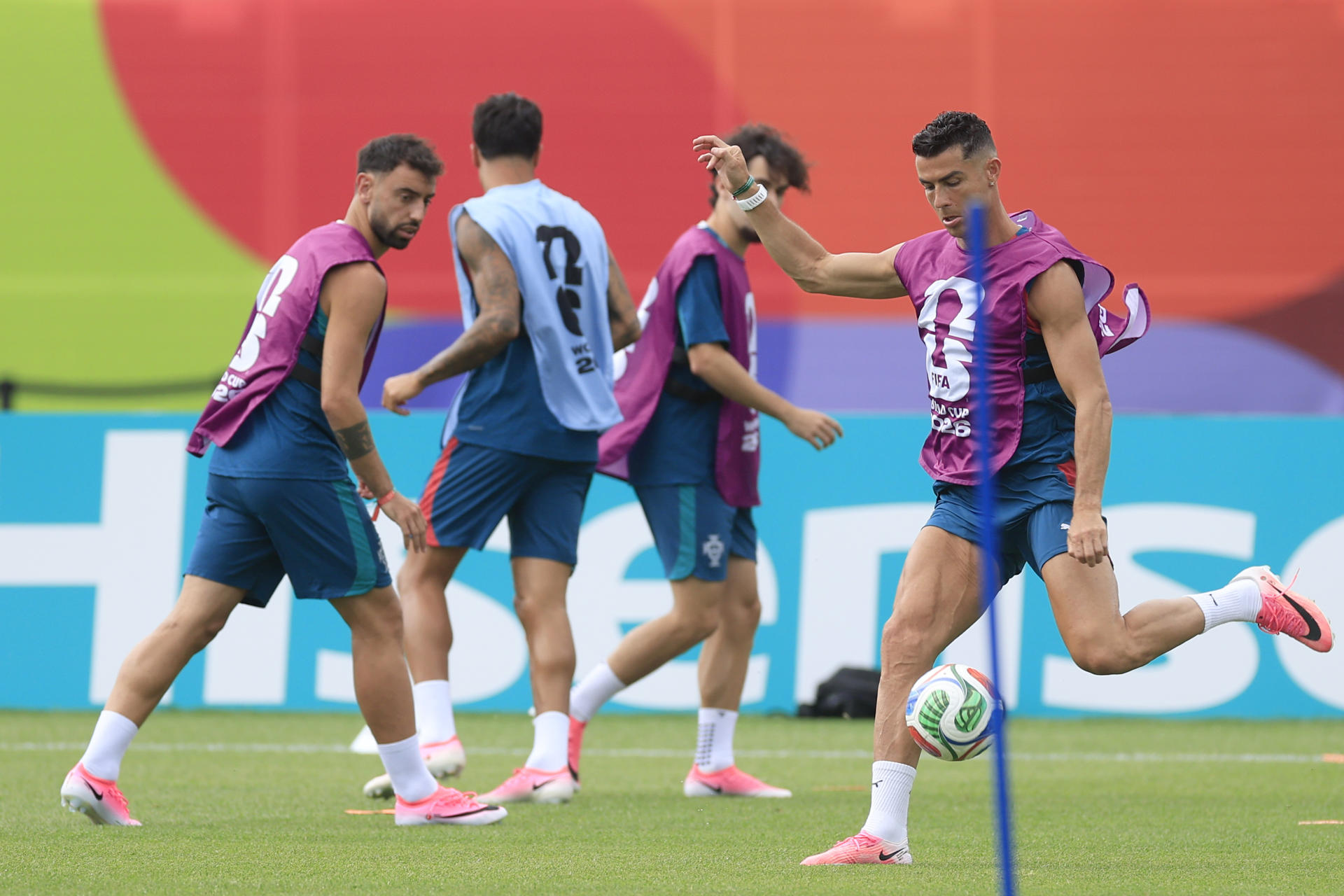 Cristiano Ronaldo (d) durante el entrenamiento de Portugal en Toronto (Canadá). EFE/Bienvenido Velasco

