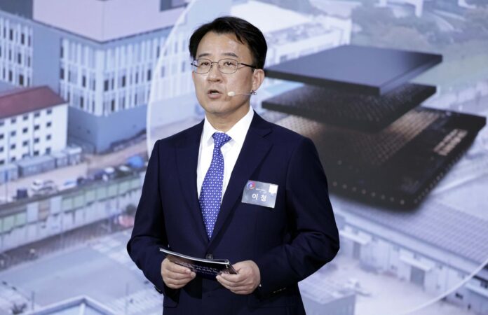 Asan (Corea del Sur), 02/07/2026.- El director ejecutivo de Samsung Display, Yi Chung, interviene durante una reunión presidida por el presidente surcoreano Lee Jae-myung en Asan, provincia de Chungcheong del Sur para presentar los planes de inversión para la región como parte de una iniciativa gubernamental para impulsar las tecnologías y consolidar a Corea del Sur como una potencia industrial en la era de la IA. EFE/EPA/YONHAP / POOL SOUTH KOREA OUT
