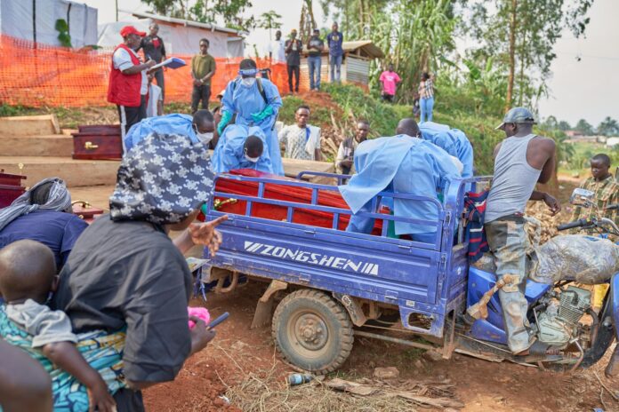 Familiares de víctimas del ébola recogen los cuerpos en el hospital de Mongbwalu, Ituri, República Democrática del Congo, en una imagen del 26 de junio de 2026 (difundida el 30 de junio de 2026). EFE/EPA/DIEUDONNE DIROLE
