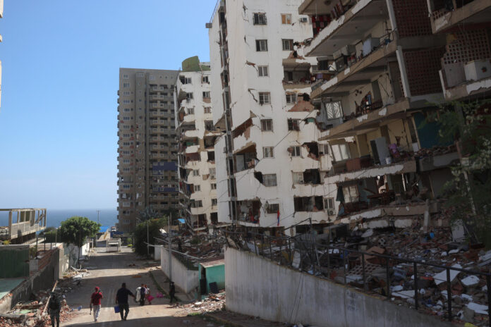 Fotografía que muestra edificios afectados por el doble terremoto de magnitudes 7,2 y 7,5, este miércoles, en La Guaira (Venezuela). EFE/ Miguel Gutiérrez
