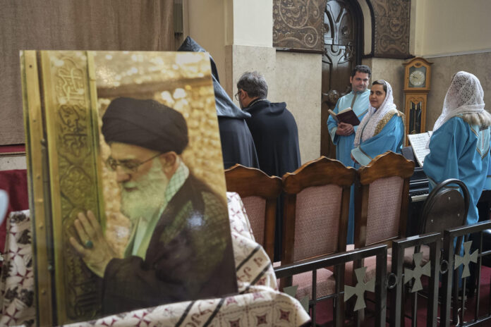 Ceremonia en honor del asesinado líder supremo Alí Jameneí en una iglesia de Teherán. EFE/ Jaime León
