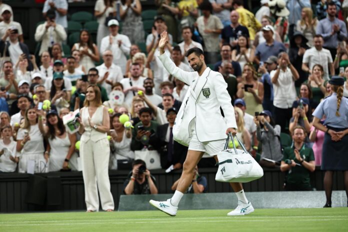 El tenista serbio Novak Djokovic celebra su victoria en el partido de segunda ronda de individuales masculinos contra el griego Stefanos Tsitsipas en Wimbledon, en Londres, Reino Unido. EFE/EPA/NEIL HALL
