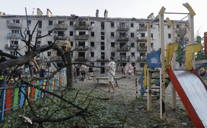 Residentes locales se reúnen en el lugar de un ataque con misiles rusos contra una zona residencial en Kiev, Ucrania, el 2 de julio de 2026. EFE/EPA/SERGEY DOLZHENKO
