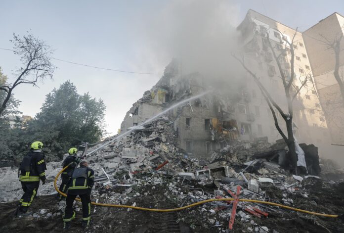 Rescatistas ucranianos trabajan en el lugar de un ataque con misiles rusos contra un edificio residencial de nueve plantas en Kiev, Ucrania, el 2 de julio de 2026. EFE/EPA/SERGEY DOLZHENKO
