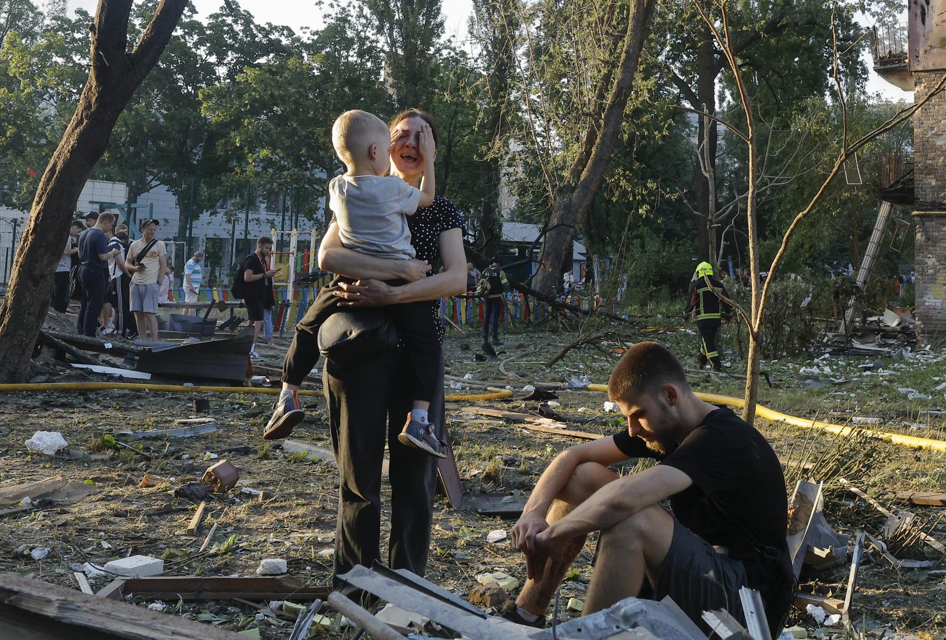 Residentes locales se reúnen en el lugar de un ataque con misiles rusos contra una zona residencial en Kiev, Ucrania, el 2 de julio de 2026. EFE/EPA/SERGEY DOLZHENKO
