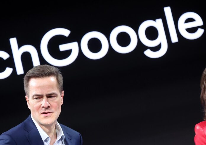 Fotografía de archivo del vicepresidente de Google Cloud para el norte de Europa, Philipp Justus, en la inauguración en abril de un centro de inteligencia artificial de la compañía en Berlín. EFE/EPA/FILIP SINGER

