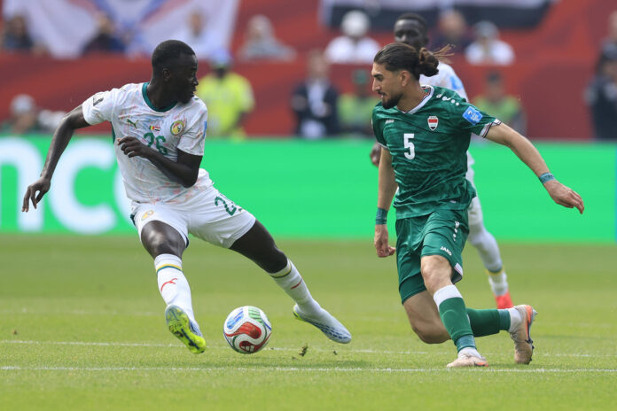 Imagen de archivo del Mundial 2026 en el que Pape Gueye (i) de Senegal disputa un balón con Akam Hashim de Irak en un partido del grupo I entre Senegal e Irak en el estadio BMO Field en Toronto (Canadá). EFE/ Bienvenido Velasco
