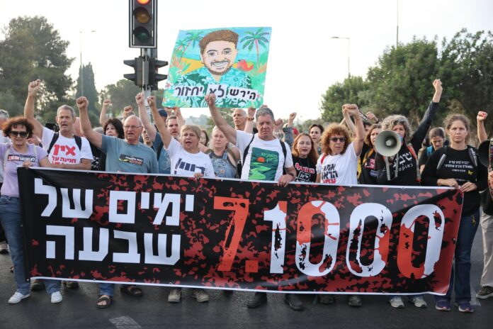 Protesta en Jerusalén  contra el Gobierno israelí por los mil días desde el ataque de Hamás del 7 de octubre de 2023. EFE/EPA/ABIR SULTAN

