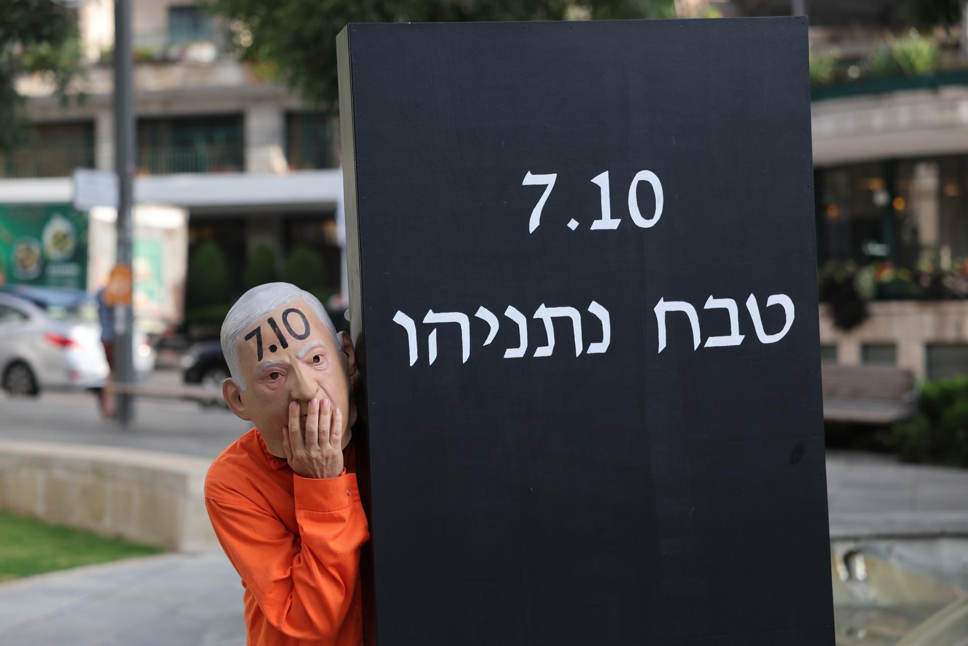 Un hombre con una careta de Netanhayu protesta contra el primer ministro israelí a los mil días de la matanza de judíos por Hamás. EFE/EPA/ABIR SULTAN

