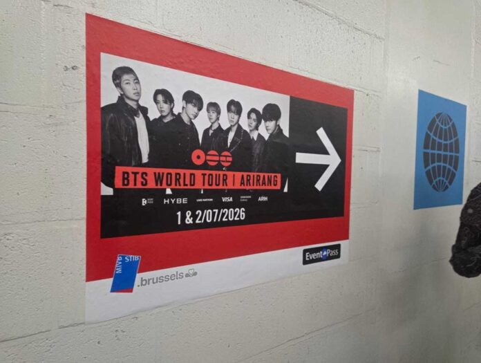 Un cartel del grupo de K-pop BTS anuncia sus conciertos en una pared de una estación de metro en Bruselas, Bélgica, el 1 de julio de 2026. EFE/EPA/YONHAP COREA DEL SUR SIN DIFUSIÓN
