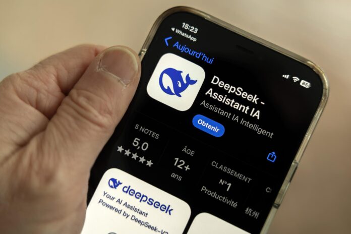 Imagen de archivo de una persona sosteniendo un teléfono móvil con la aplicación china DeepSeek. EFE/ Salvatore Di Nolfi
