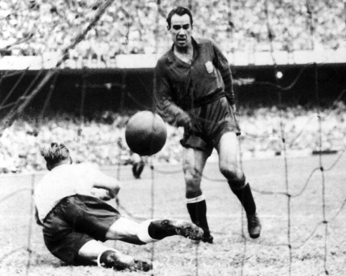 Río de Janeiro (Brasil), 2-7-1950.- El delantero de la selección española de fútbol, Telmo Zarraonandia Montoya, 