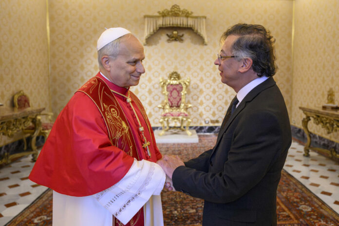El papa León XIV y el presidente saliente de Colombia, Gustavo Petro, este 2 de julio en el Vaticano. EFE/ Simone Risoluti
