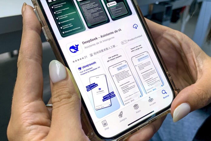 Una mujer se descarga en su teléfono móvil la aplicación china de inteligencia artificial (IA) DeepSeek. EFE/ Brian Bujalance
