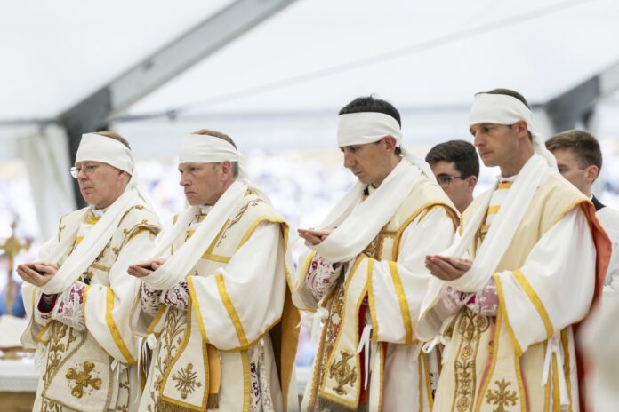 Los obispos Pascal Schreiber (Suiza), Michael Goldade (EE.UU), Michel Poinsinet de Sivry (Francia), Marc Hanappier (Francia), de izquierda a derecha, durante su ordenación por la raternidad Sacerdotal San Pío X , congregación ultratradicionalista conocida como los 