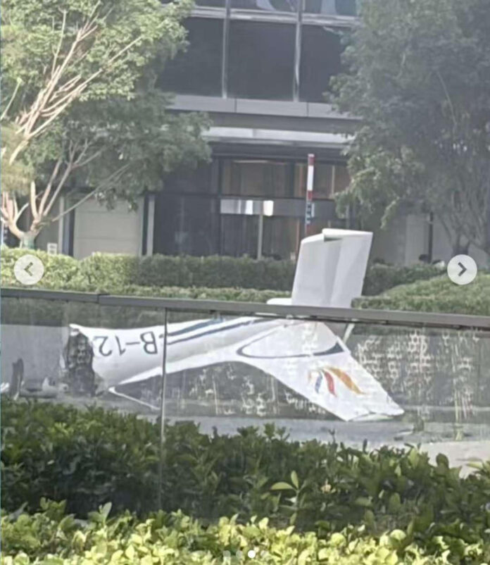 Fotografía cedida que muestra un fragmento de la avioneta que se estrelló contra el edificio China Zun de Pekin. EFE/ Cortesía
