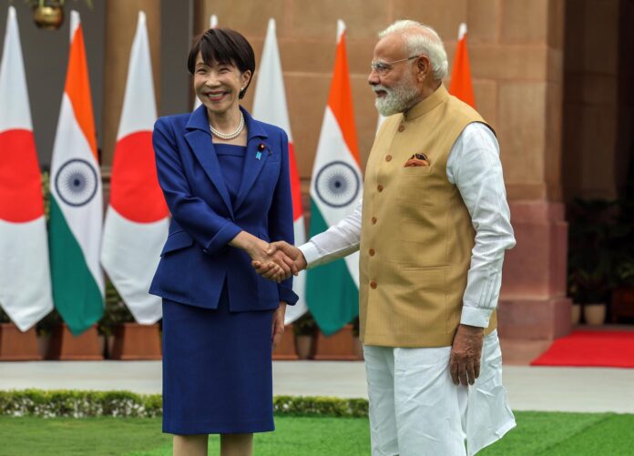 NUEVA DELHI (India), 02/07/2026.- El primer ministro indio, Narendra Modi (derecha), estrecha la mano de la primera ministra japonesa, Sanae Takaichi, antes de su reunión en la Casa Hyderabad en Nueva Delhi, en el marco de la visita de Estado de tres días de la mandataria nipona. (Japón, Nueva Delhi) EFE/EPA/RAJAT GUPTA

