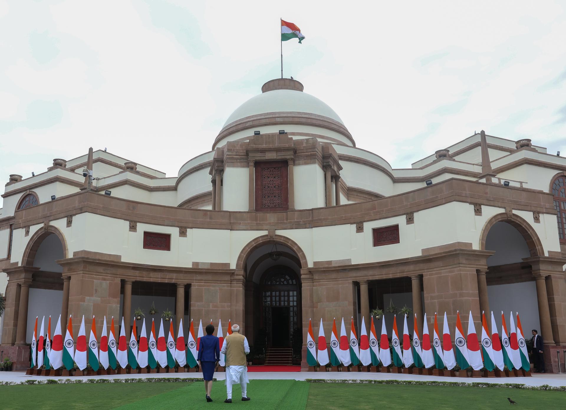 NUEVA DELHI (India), 02/07/2026.- El primer ministro indio, Narendra Modi (derecha), da la bienvenida a la primera ministra japonesa, Sanae Takaichi, antes de su encuentro en la Casa Hyderabad en Nueva Delhi, en el marco de la visita de Estado de tres días de la mandataria nipona. EFE/EPA/RAJAT GUPTA
