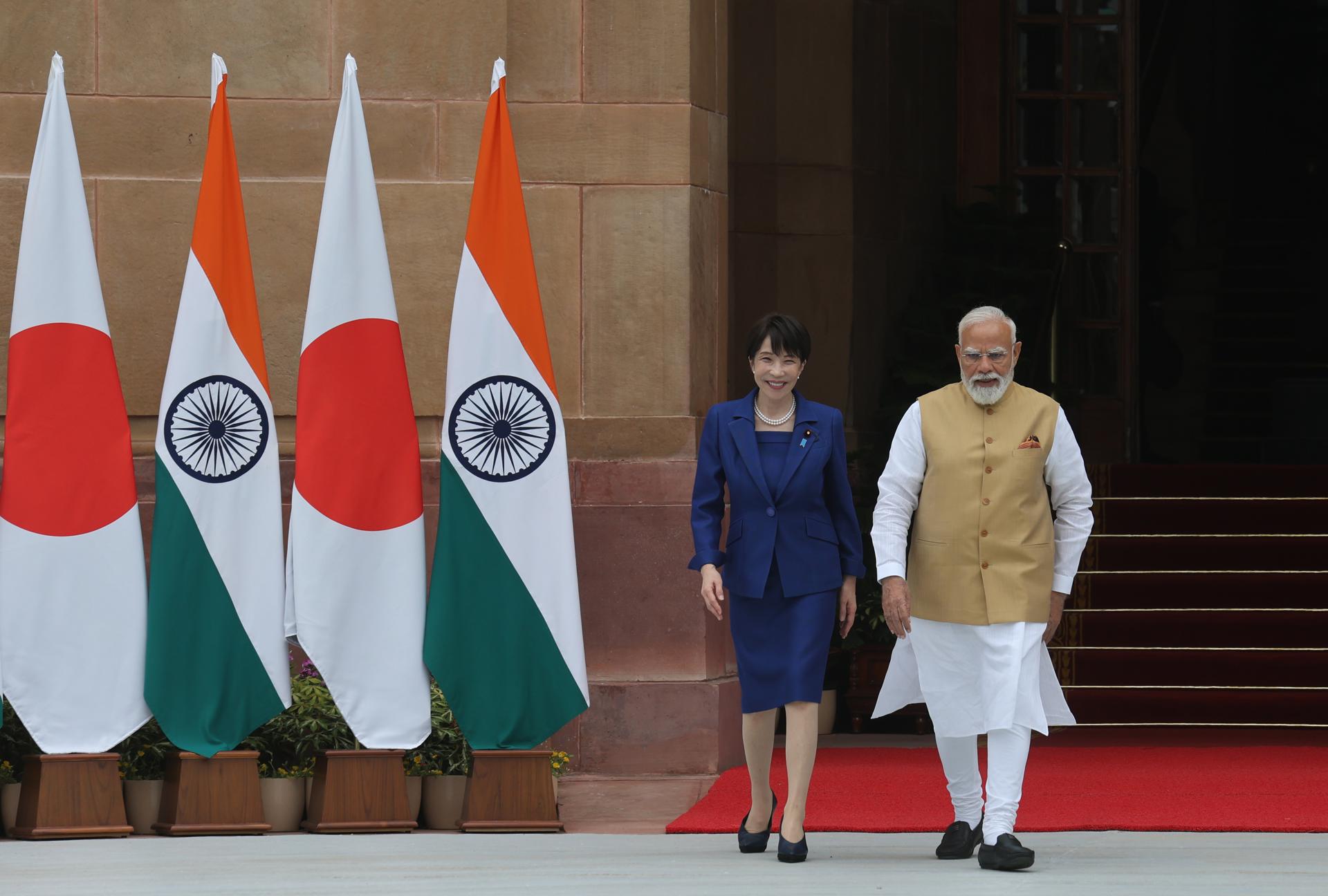 NUEVA DELHI (India), 02/07/2026.- El primer ministro indio, Narendra Modi (derecha), da la bienvenida a la primera ministra japonesa, Sanae Takaichi, antes de su encuentro en la Casa Hyderabad en Nueva Delhi, en el marco de la visita de Estado de tres días de la mandataria nipona. EFE/EPA/RAJAT GUPTA
