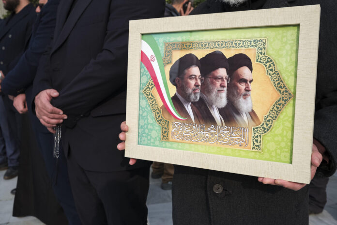Imagen del nuevo líder supremo de Irán Mojtaba Jameneí, su sucesor y padre Alí Jameneí y el fundador de la República Islámica el ayatolá Ruholá Jomeiní. . EFE/ Jaime León
