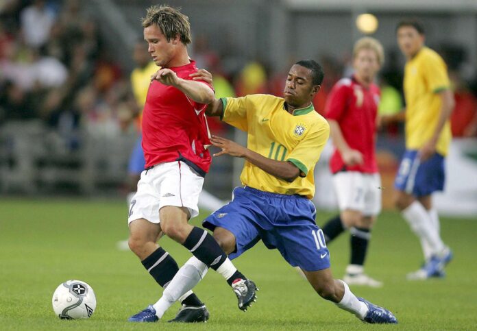 Fotografía de archivo del 16 de agosto de 2006 en la que se observa al brasileño Robinho (d) al luchar por el balón con el noruego Kristofer Haestad (i) durante el partido amistoso entre las selecciones de Noruega y Brasil que se disputó en el estadio Ullevaal de Oslo.EFE/HAKON MOSVOLD LARSEN/ARCHIVO
