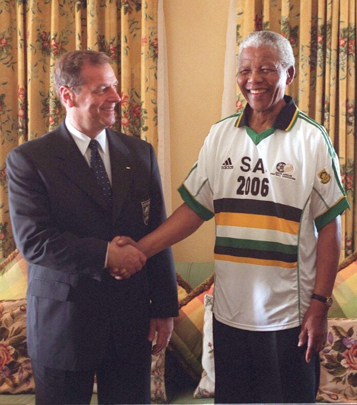 Imagen de archivo de Alan Rothenberg (izq.), el cerebro del Mundial de 1994. Acá con el líder sudafricano Nelson Mandela. EFE/EPA PHOTO/AP POOL/OBED ZILWA/AZ
