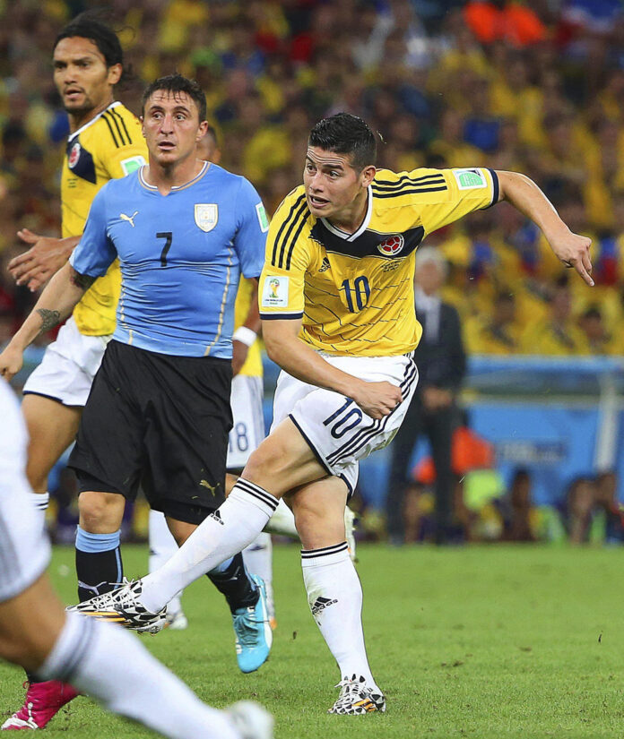 Fotografía de archivo del 28 de junio de 2014 en la que se observa a James Rodríguez (d), de Colombia, al marcar el 1-0 durante el partido de octavos de final de la Copa Mundial de la FIFA 2014 entre Colombia y Uruguay, disputado en el Estadio Maracaná de Río de Janeiro (Brasil). EFE/OLIVER WEIKEN/ARCHIVO
