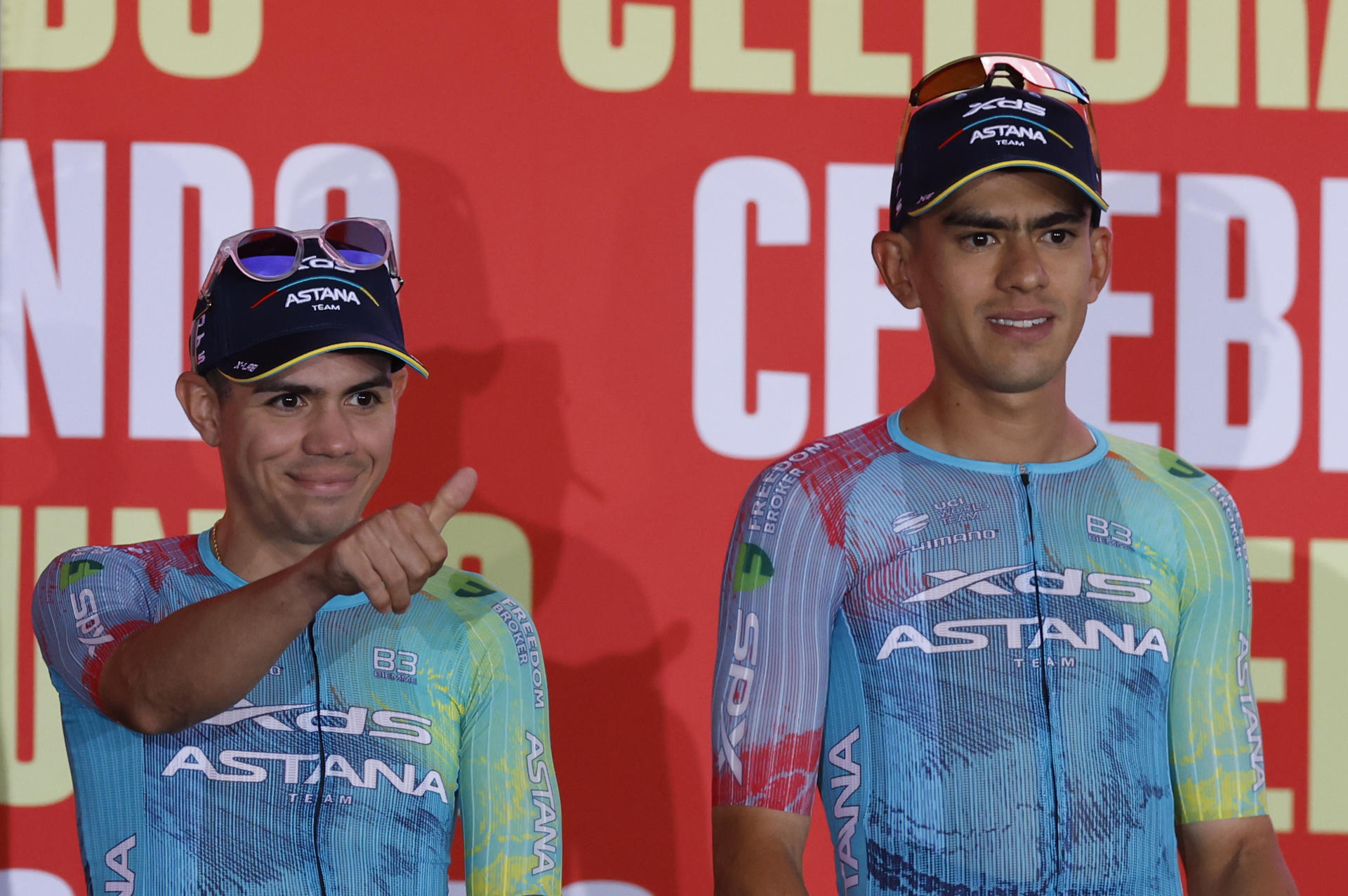 Los ciclistas colombianos del Astana Sergio Higuita (i) y Harold Tejada en una imagen de archivo de la Vuelta Ciclista a España. EFE/ Javier Lizón
