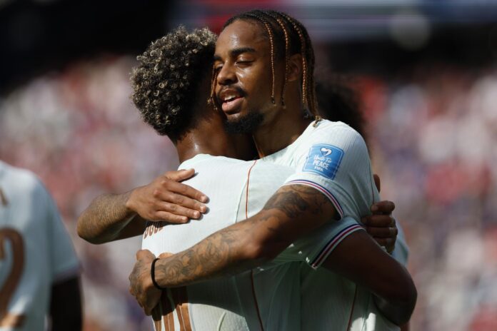 Doué y Barcola se abrazan tras el 1-4 a Noruega. EFE/EPA/GREG M. COOPER
