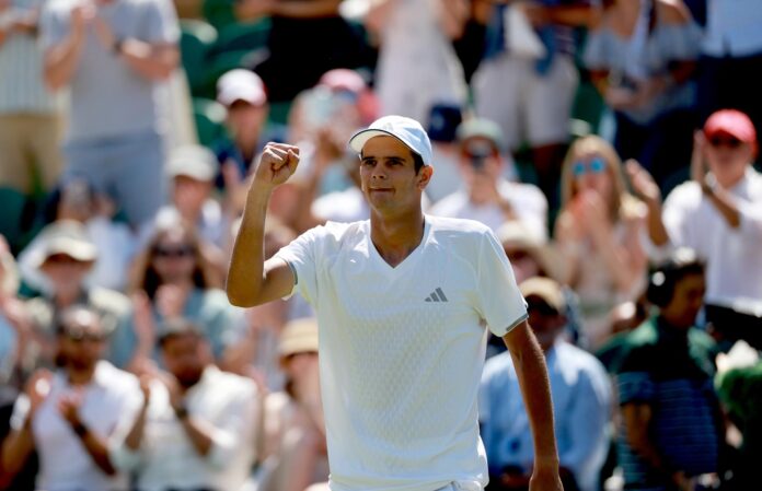 El tenista español Rafael Jodar celebra la victoria ante su compatriota Pablo Carreñoo Busta en Wimbledon Championships en Londres, Reino Unido. EFE/EPA/NEIL HALL
