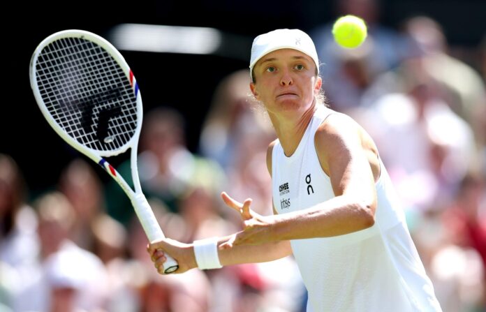 La vigente campeona, la polaca Iga Swiatek, en su partido de segunda ronda de Wimbledon, Londres, Reino Unido. EFE/EPA/ADAM VAUGHAN
