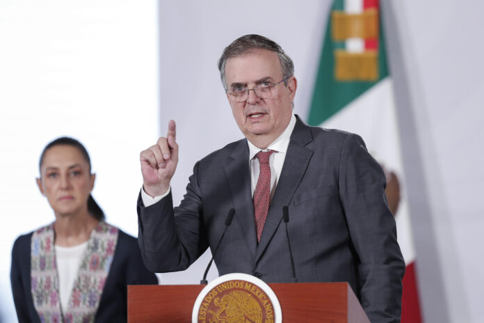El secretario de Economía de México, Marcelo Ebrard, habla durante una rueda de prensa este jueves, en Palacio Nacional de Ciudad de México (México). EFE/ Isaac Esquivel
