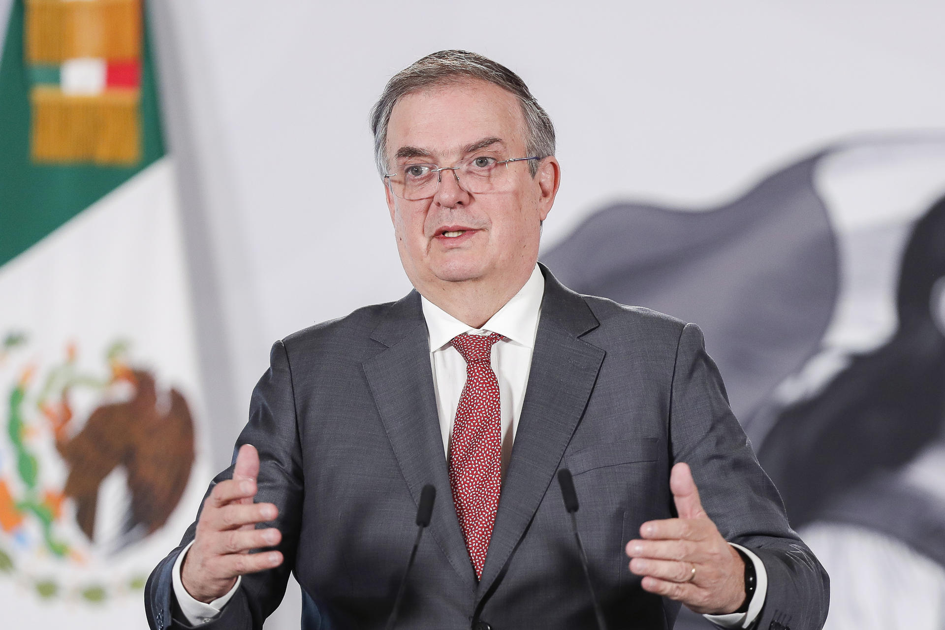 El secretario de Economía de México, Marcelo Ebrard, habla durante una rueda de prensa este jueves, en Palacio Nacional de Ciudad de México (México). EFE/ Isaac Esquivel
