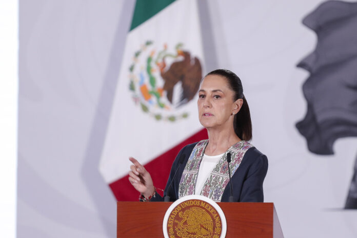 La presidenta de México, Claudia Sheinbaum, participa en una rueda de prensa este jueves, en el Palacio Nacional de Ciudad de México (México). EFE/ Isaac Esquivel
