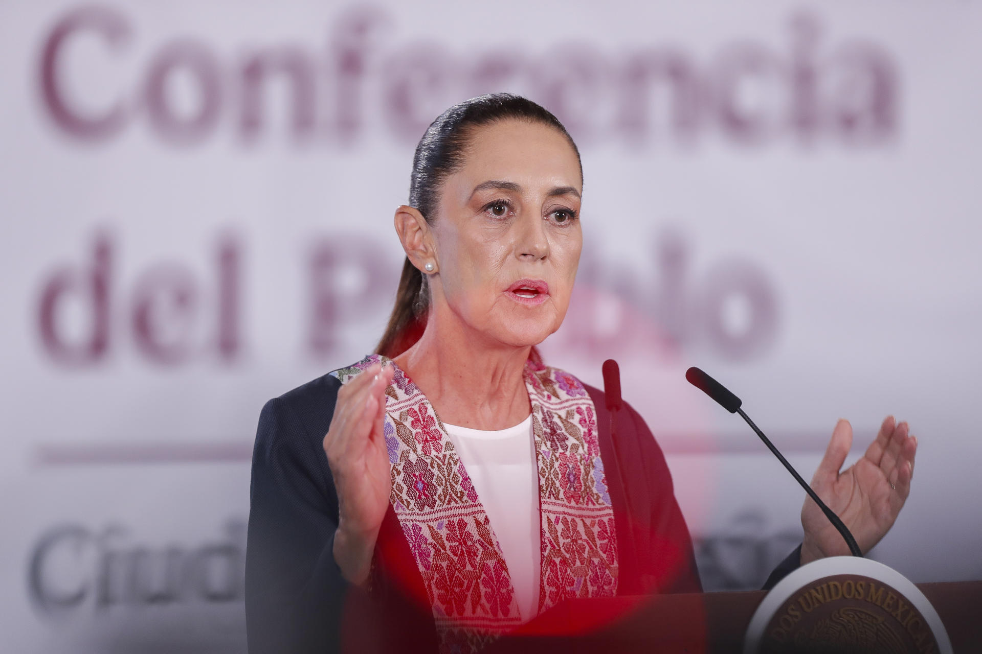 La presidenta de México, Claudia Sheinbaum, participa en una rueda de prensa este jueves, en el Palacio Nacional de Ciudad de México (México). EFE/ Isaac Esquivel