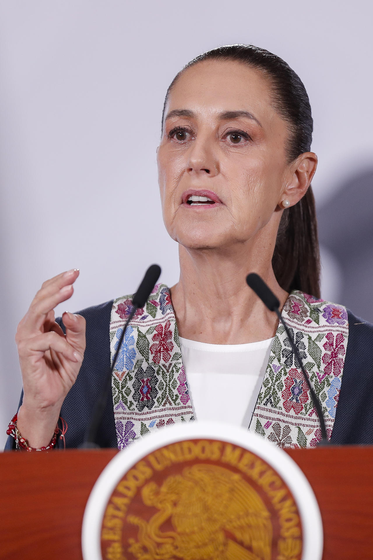 La presidenta de México, Claudia Sheinbaum, habla durante una rueda de prensa este jueves, en Palacio Nacional de la Ciudad de México (México). EFE/Isaac Esquivel