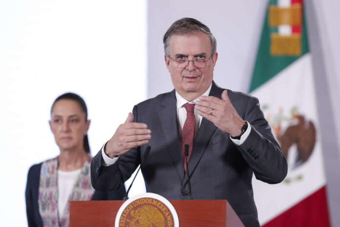 El secretario de Economía de México, Marcelo Ebrard, habla durante una rueda de prensa este jueves en Palacio Nacional de la Ciudad de México (México). EFE/Isaac Esquivel

