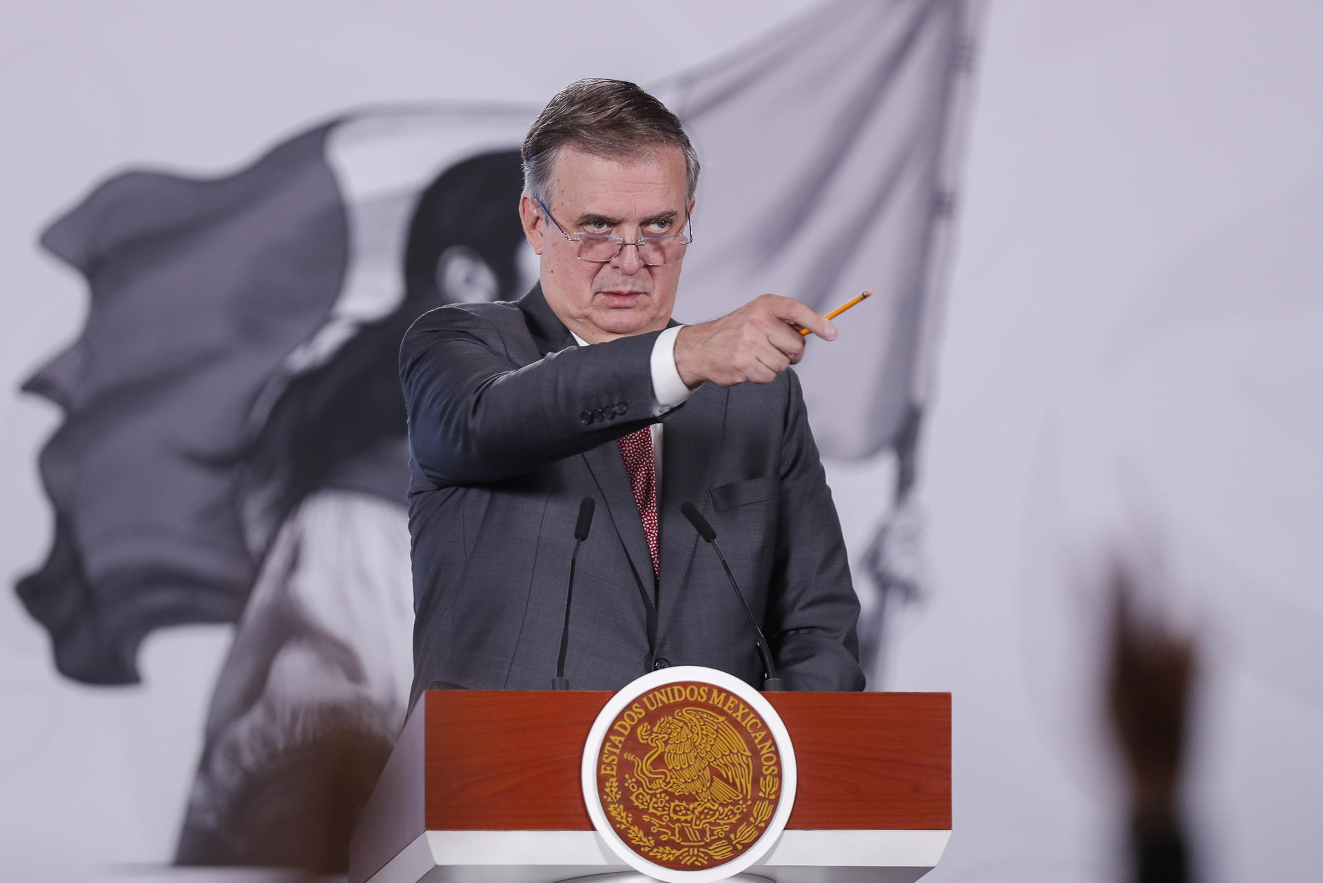 El secretario de Economía de México, Marcelo Ebrard, habla durante una rueda de prensa este jueves en Palacio Nacional de la Ciudad de México (México). EFE/Isaac Esquivel
