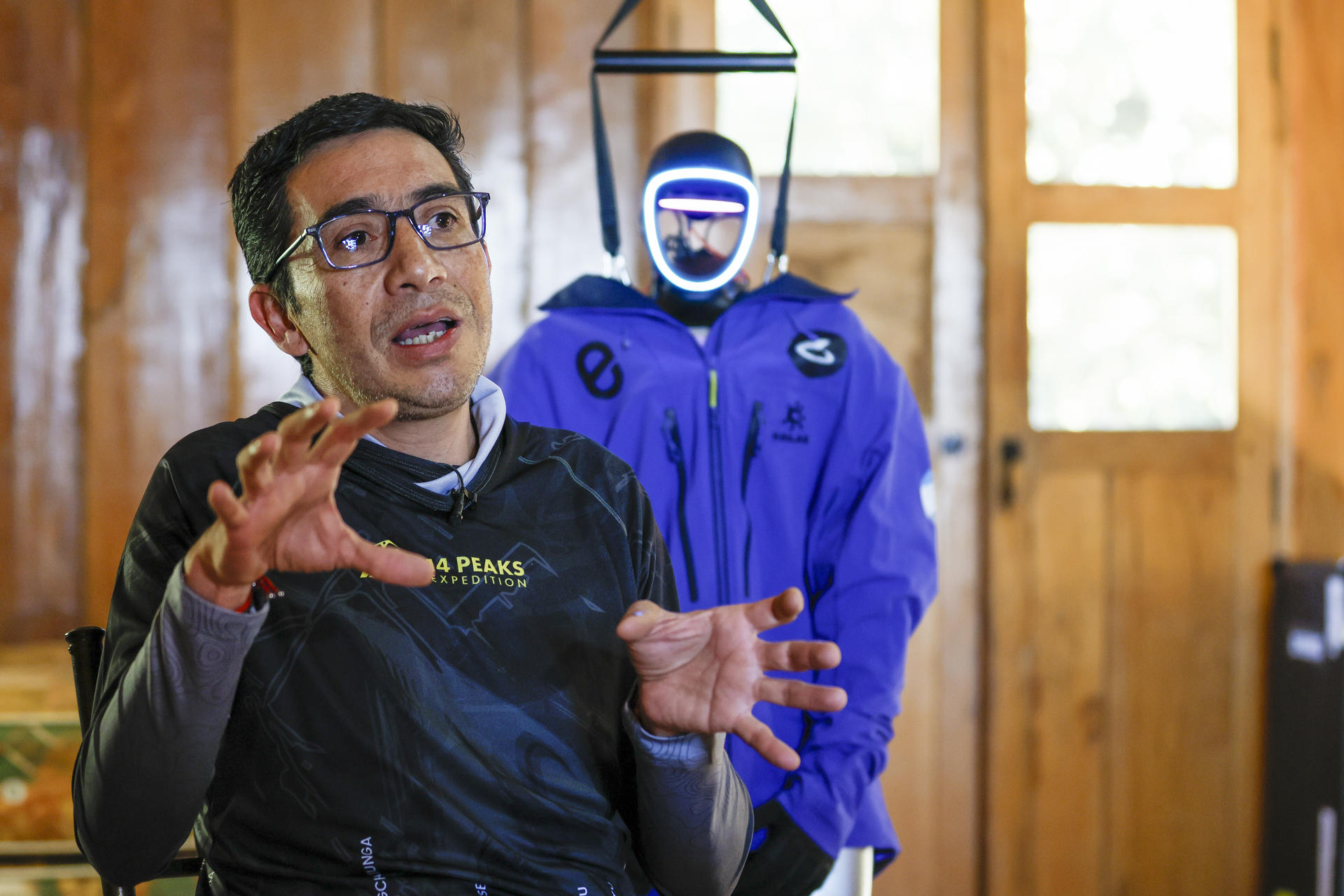 Fotografía del 24 de Junio de 2026 de Oswaldo Freire (Ossi) hablando en una entrevista con EFE en Quito (Ecuador). EFE/ José Jácome
