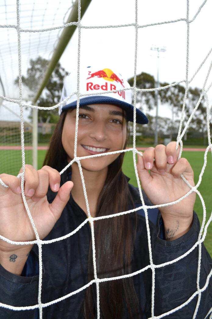 La futbolista venezolana Deyna Castellanos, actual delantera del Portland Thorns, en la Liga Nacional de Fútbol Femenino de Estados Unidos (NWSL), posa para EFE durante una entrevista este lunes, en Miami, Florida (EE.UU.). EFE/ Antoni Belchi
